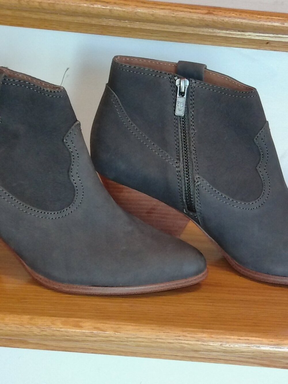 Frye Women's Gray Nubuck Leather Rory Ankle Bootie Size 8M VERY GOOD CONDITION!